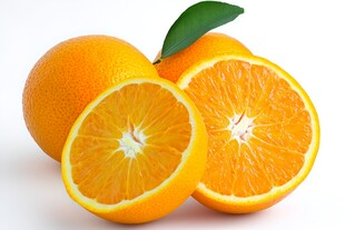 新鲜多汁的切开橙子