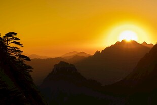 夕阳下的壮丽山峦景色