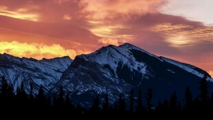 壮丽雪山晚霞美景