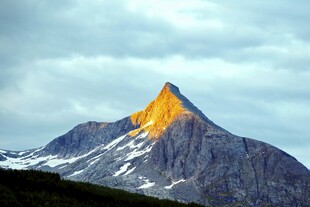 金色峰顶的壮丽雪山