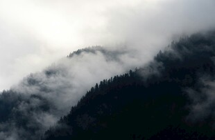 云雾缭绕的山峦美景