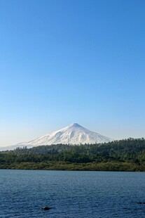 湖畔雪山美景