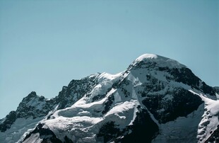 巍峨雪山壮丽景致