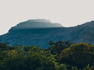 山峦叠翠间的绿意景致