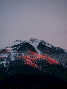 雪山映晚霞美景