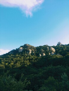 青山蓝天间的自然景致