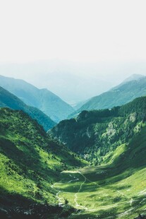 翠绿山峦美景