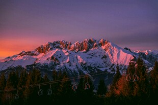 夕阳下的雪山壮丽美景