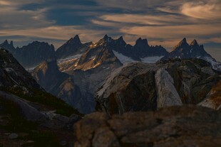 壮丽山景晚霞下的巍峨群峰