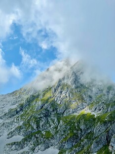 云雾缭绕的壮美山峰