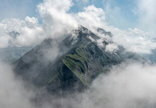 云雾缭绕中的巍峨山峰