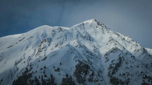 巍峨雪山壮丽景致