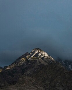 雪山之巅壮丽景致