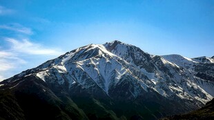 巍峨雪山蓝天壮丽景观