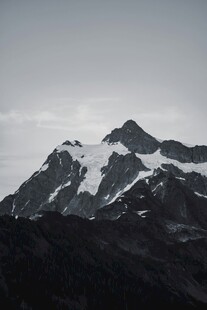 巍峨雪山壮丽景致