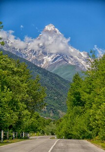 山间公路旁的巍峨雪山
