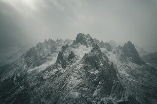 云雾缭绕的巍峨雪山
