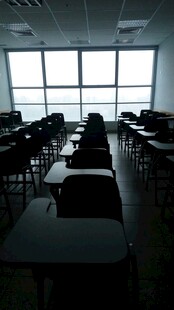 空旷教室桌椅整齐排列