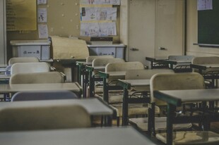 教室内部桌椅整齐摆放