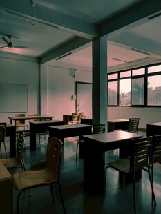 简约室内桌椅摆放场景