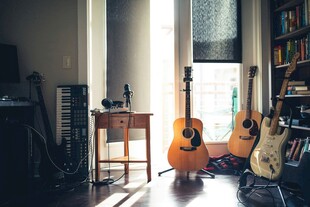 温馨音乐角落的吉他陈列