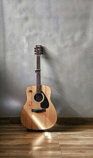木质吉他靠墙优雅摆放