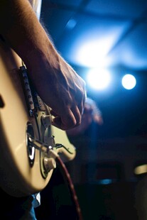 演奏中的吉他手特写