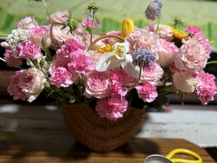 多彩鲜花装点精美花篮