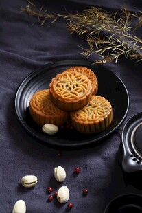 传统美味月饼摆拍展示