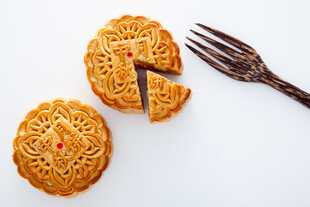 传统月饼与西式餐具搭配