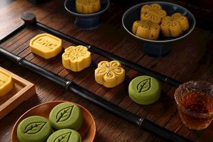 多样精美月饼与茶具展示