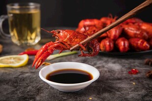 美味小龙虾配蘸料与啤酒
