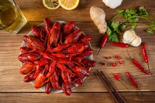 美味小龙虾摆放在木桌上