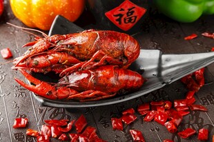 美味小龙虾配多彩佐料