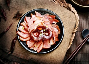 美味切片腊肉摆于盘中