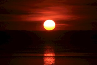 夕阳映水的美丽景象