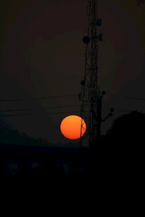 夕阳下的通信塔剪影