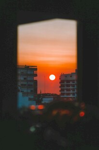 窗边日落城市美景