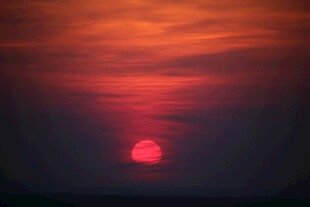 夕阳西下的绚烂天空