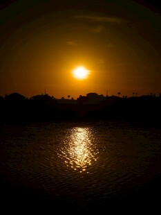 夕阳下的水面美景