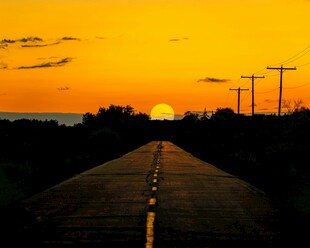 夕阳下的公路延伸向远方