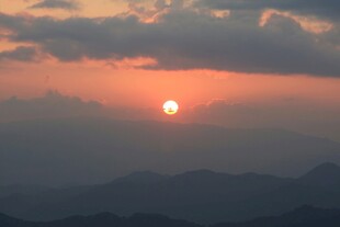 山间日落美景