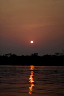 夕阳映水的静谧美景