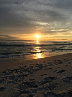 海边日落沙滩美丽景象