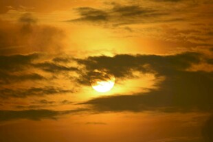 夕阳穿透云层的壮丽景象