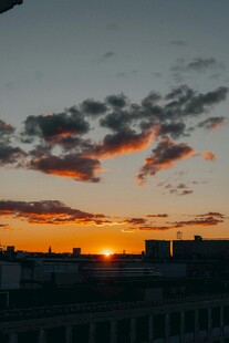 城市日落时分绚丽天空