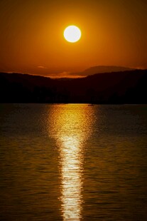 夕阳映水的美丽景致