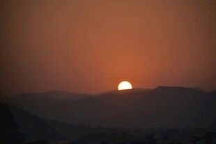 夕阳西下映山峦
