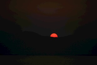 夜幕中升起的红色圆球