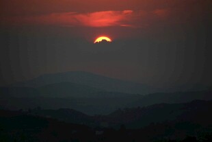 夕阳西下映山峦